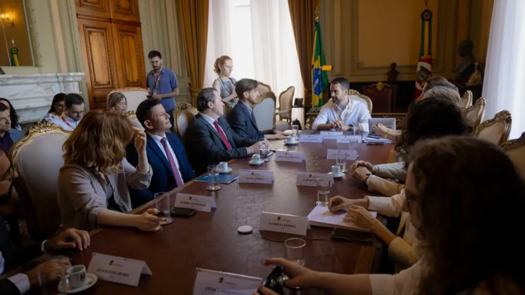 Eduardo Leite durante apresentação do novo hospital de Viamão