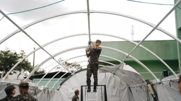 Militares preparam hospital de campanha