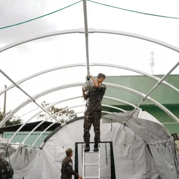 Militares preparam hospital de campanha
