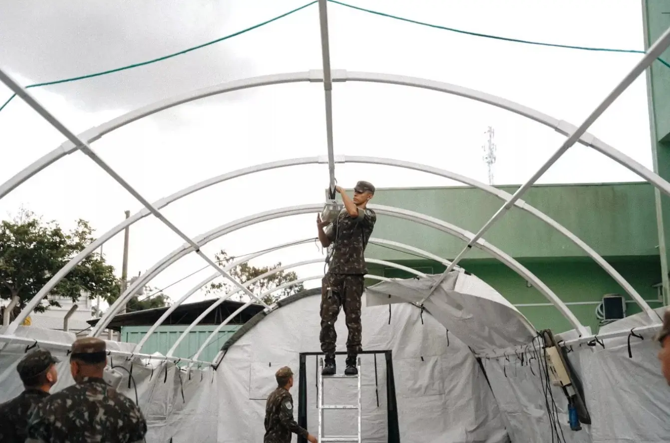 Militares preparam hospital de campanha
