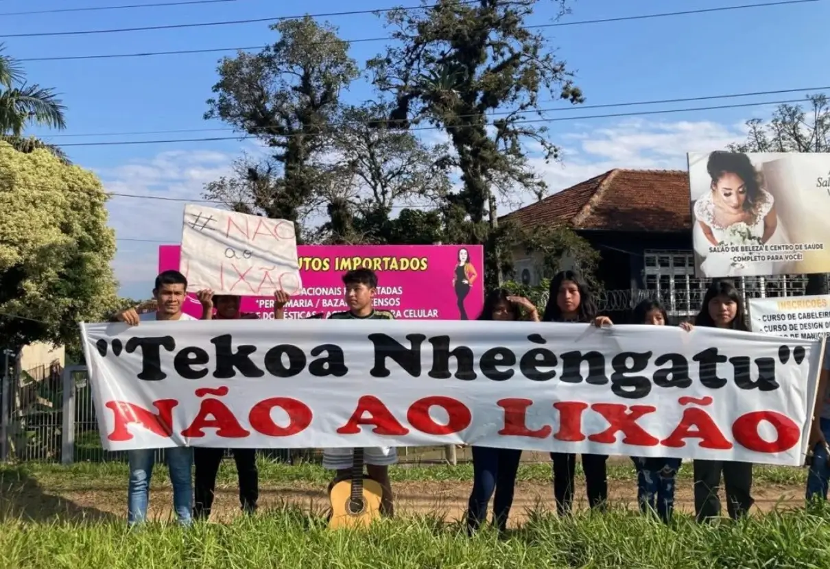 Indígenas protestam contra aterro sanitário