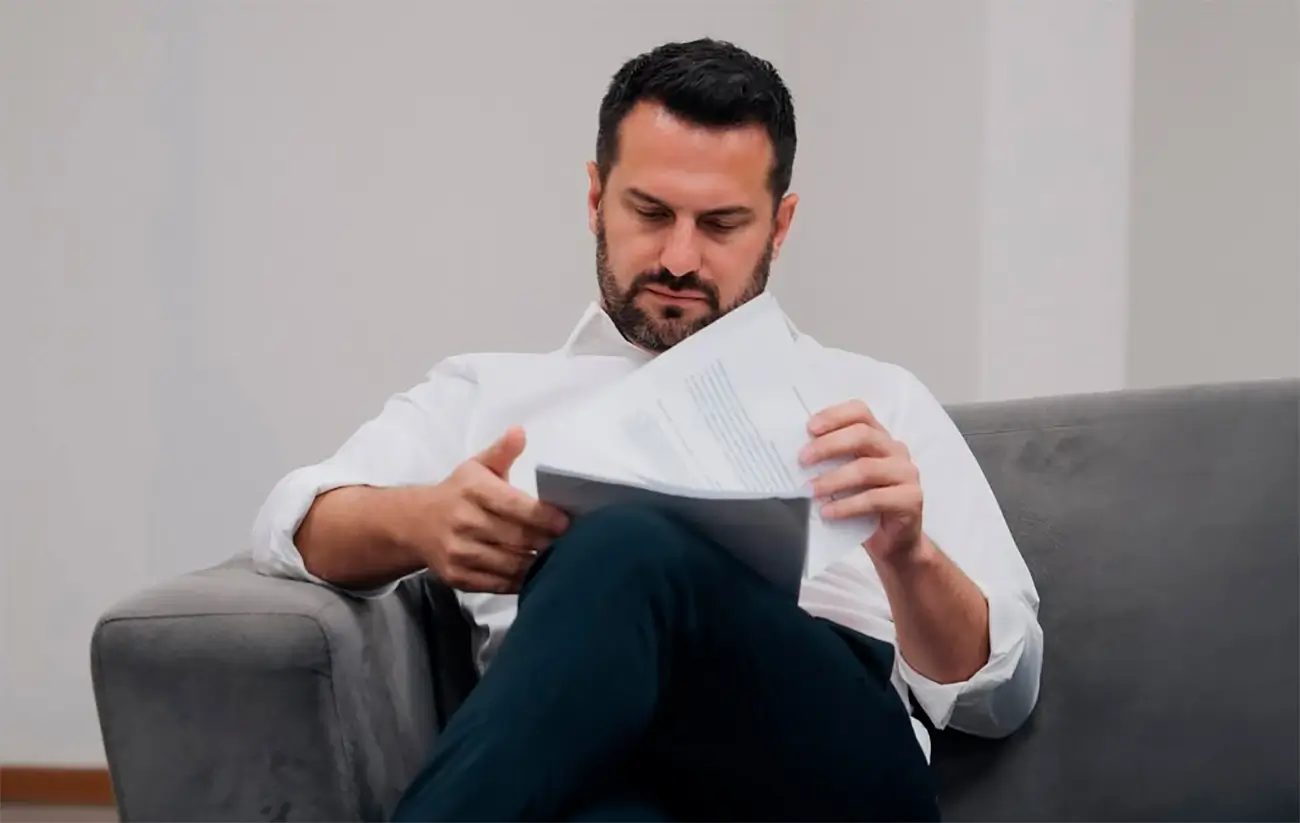 Rafael Bortoletti avalia documento da Prefeitura (Foto: Divulgação/Instagram)